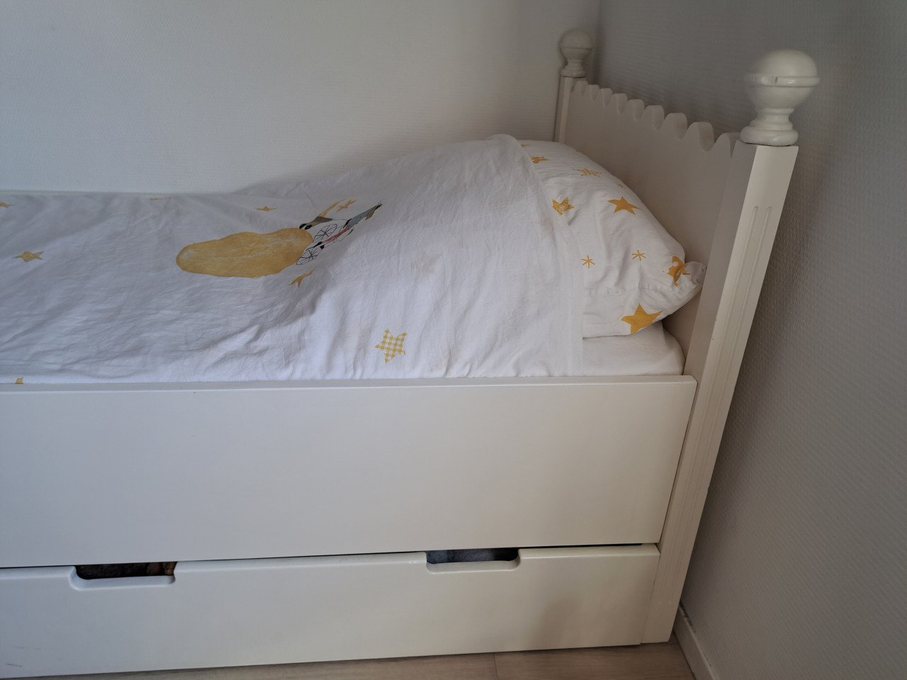 Mooi wit houten kinderbed met opberglades incl lattenbodem en matras!