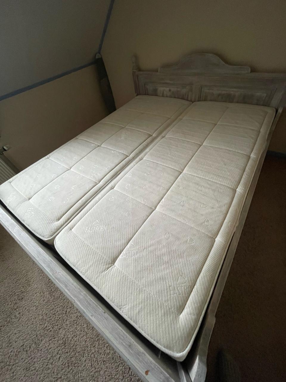 2 pers. whitewash (grenenhout) bed met matrassen en lattenbodems 200x160cm