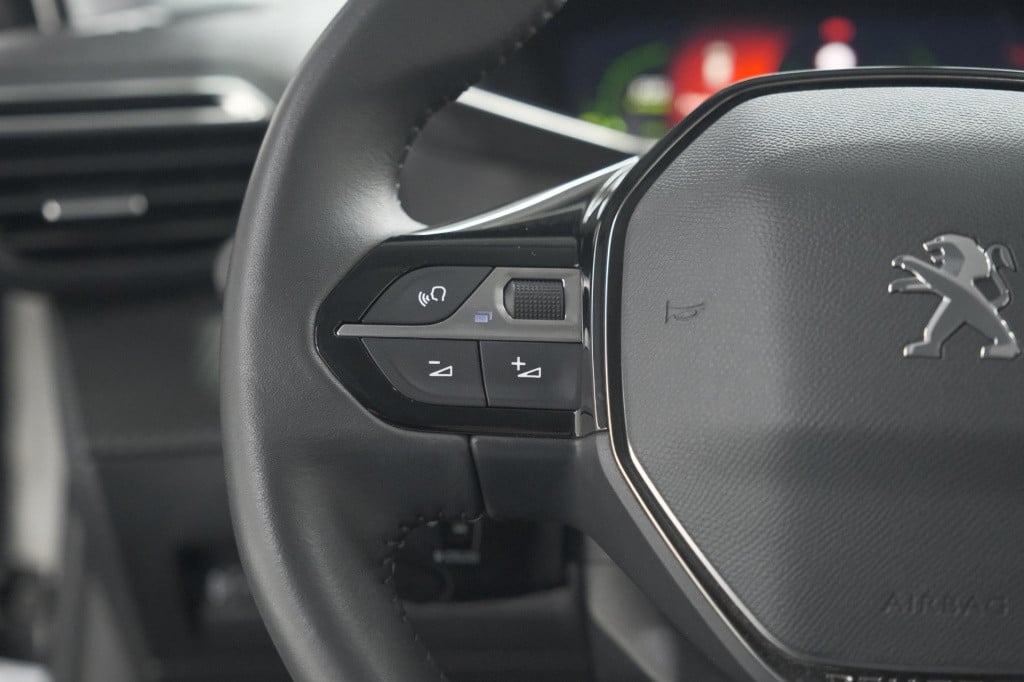 Peugeot 2008 puretech 102 allure pack | camera | apple carplay | parkeersen