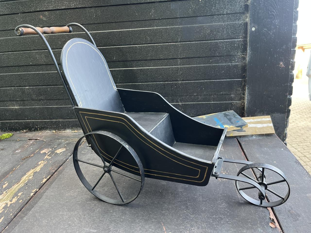 Poppenwagentje met pop, antiek