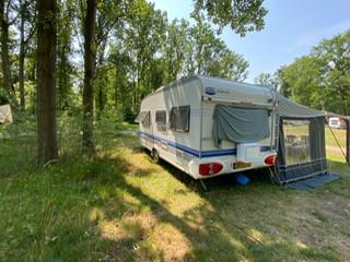 Caravan Hobby 460 UFE met vaste Thule luifel, voortent met losse luifel