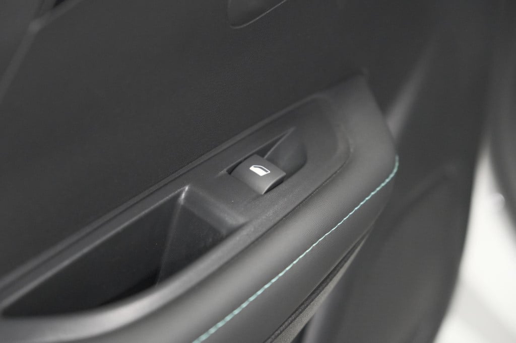 Peugeot 208 puretech 100 eat8 allure pack | camera | apple carplay | parkee