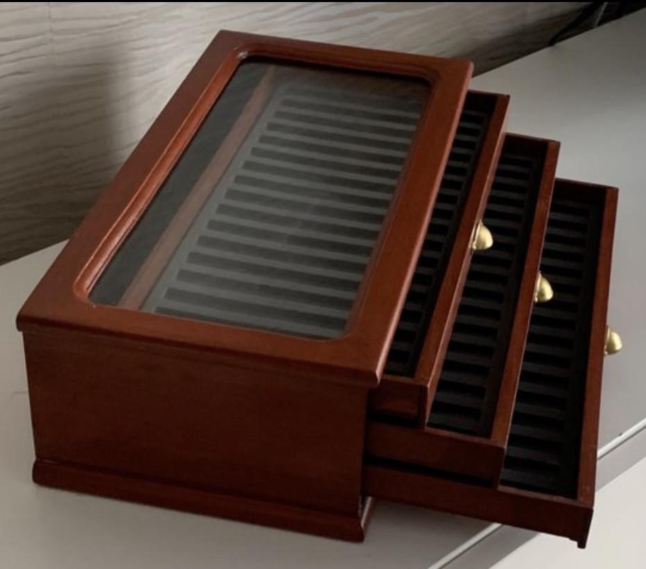 Vitrine met 3 laden voor 50 pennen