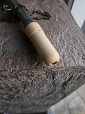 Mooi antiek jachthoorn met een ivoren mondstuk en ketting