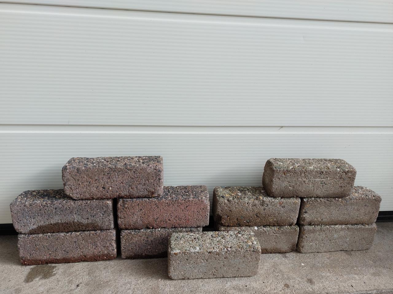 Gratis betonnen straatstenen +- 50m2 dikformaat