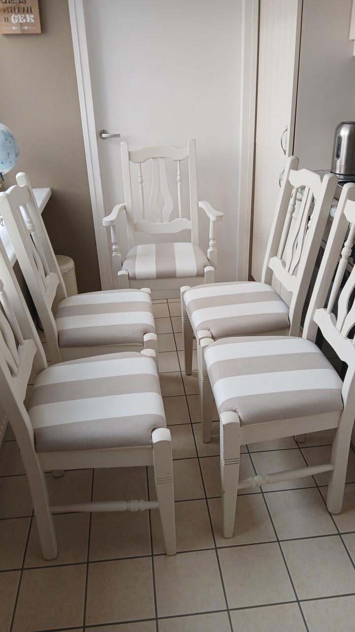 Tafel en 5 stoelen