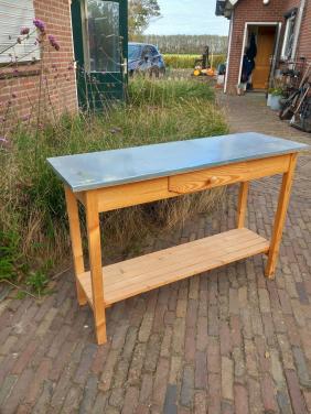 Tafeltje met zinken blad