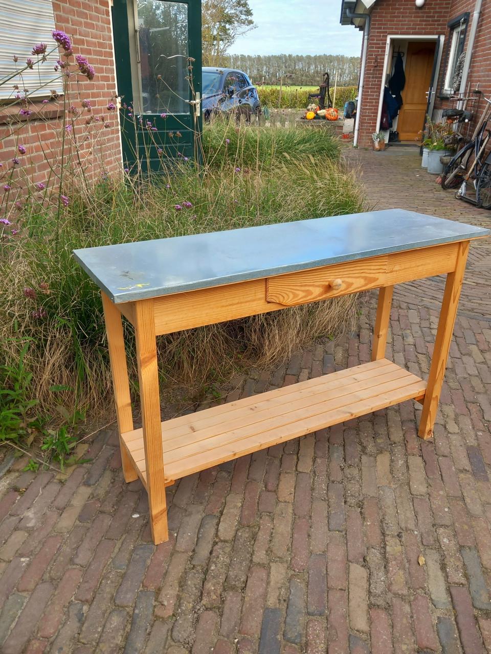 Tafeltje met zinken blad