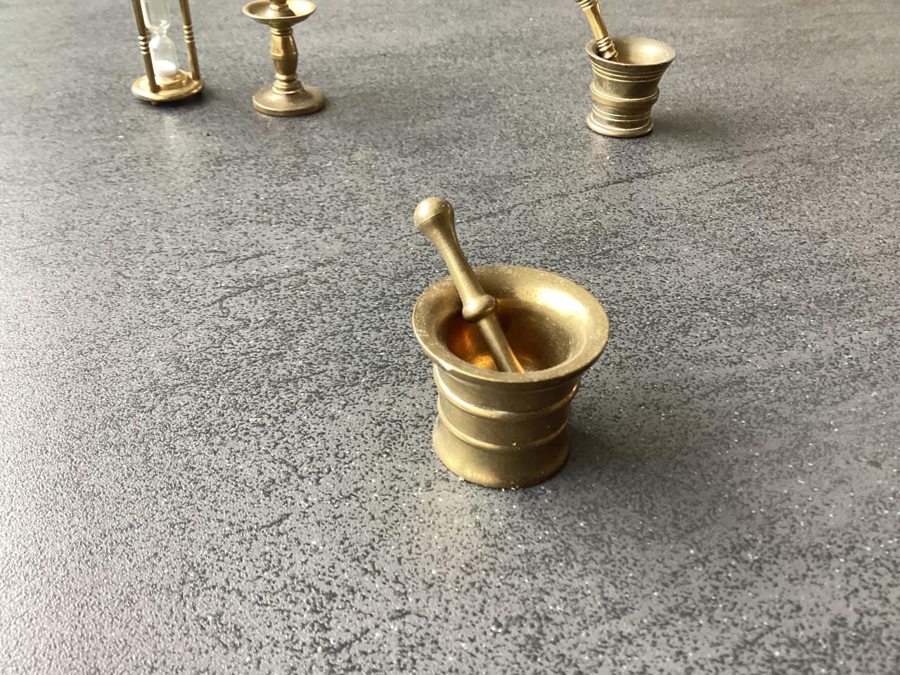 Kolenkit. Doofpot 2 x. Vijzel 2 x.  Stoof.  Zandloper.  Kaarsenhouder.