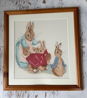 Geborduurd, Peter Rabbit van Beatrix Potter.