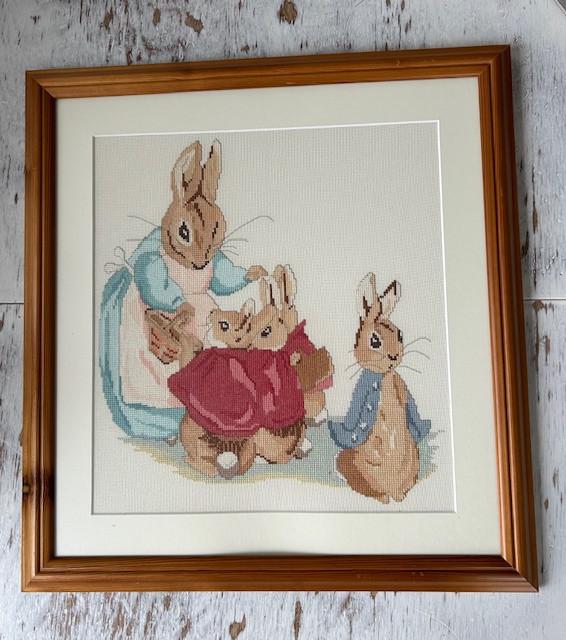Geborduurd, Peter Rabbit van Beatrix Potter.