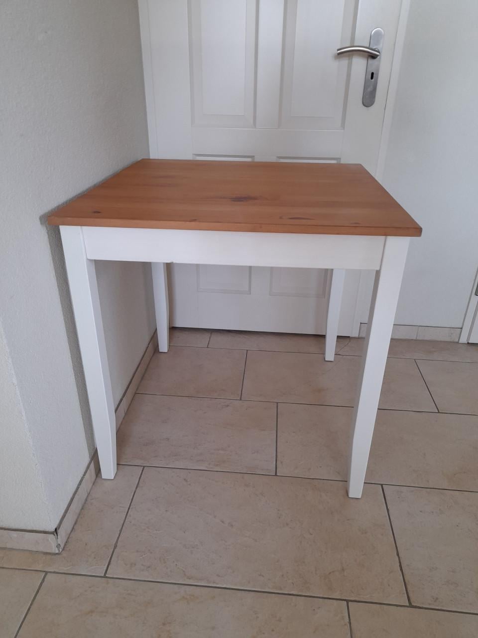 Massief houten tafel 74 x 74 x 75H (in goede nette staat )