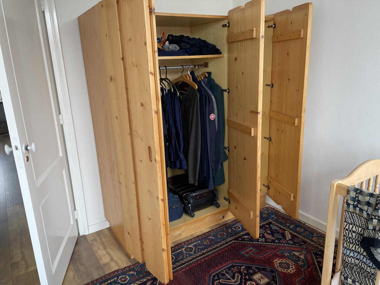 Grenen kast 180 cm hoog x150 cm breed x 60 cm diep