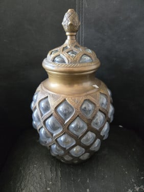 Decoratieve pot met deksel van helder glas en messing. Afm: 18 x 32 cm.