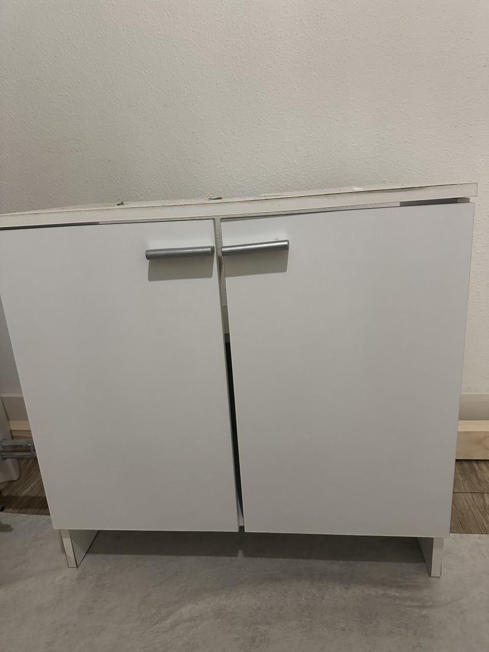 Wastafelkastje. wastafel, planchet, spiegel