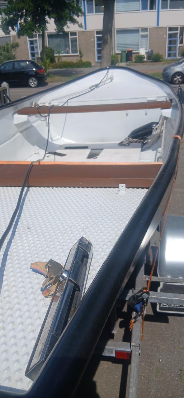 Stalen sloep met trailer