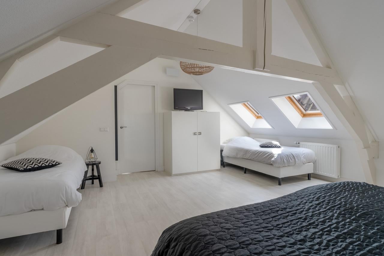 Gemeubileerde, grote zolder kamer te huur - tijdelijk