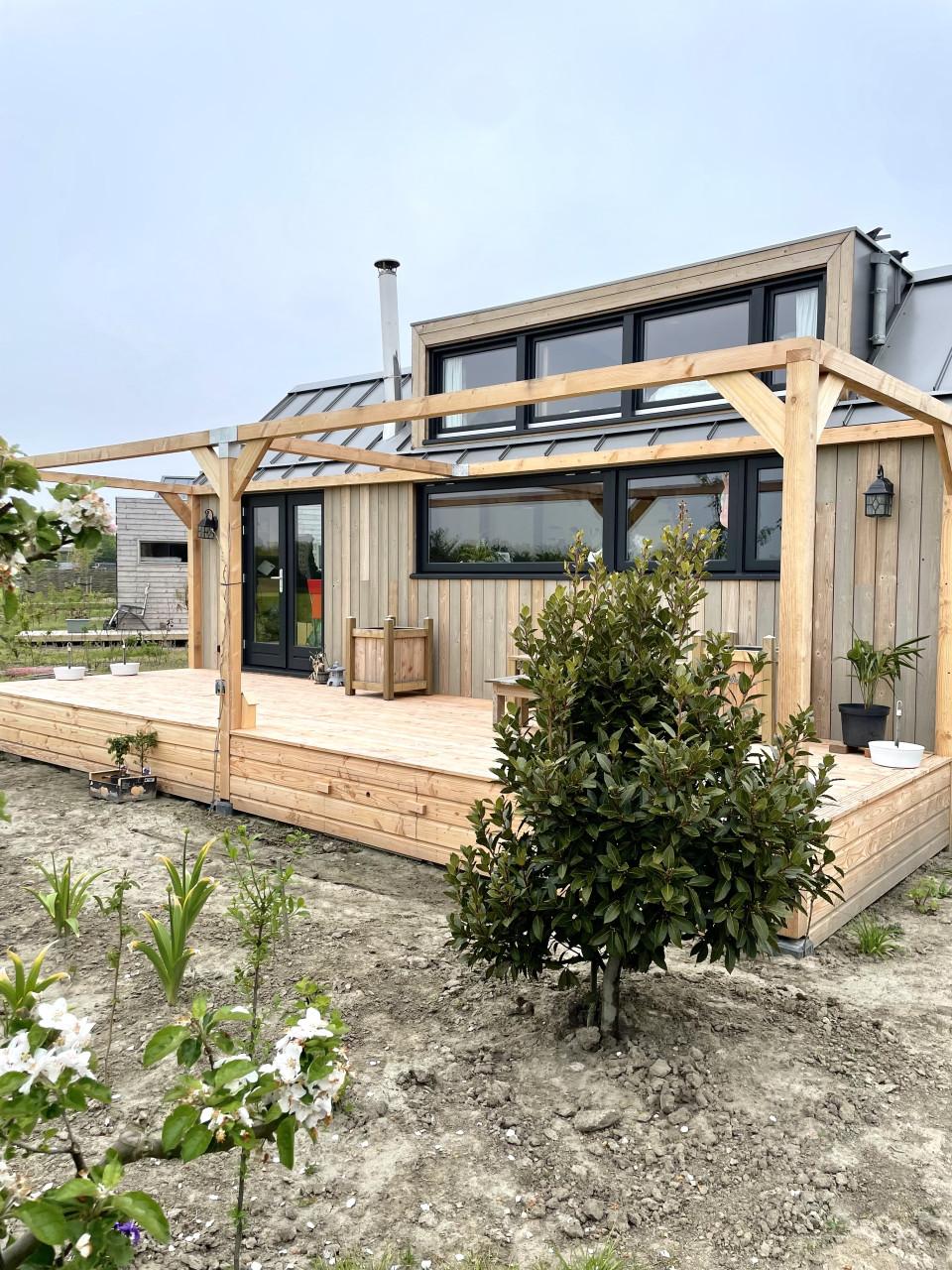 Houten overkappingen, tuinkamers en schuren op maat.