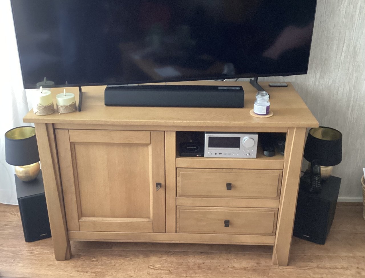Mooi eiken dressoir, bijpassend tv kastje, lederen bankstel en salontafel