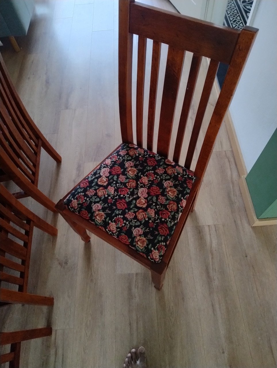 Ideal Dining table 120cm round, extendable to 175 & 220cm with 8 chairs
