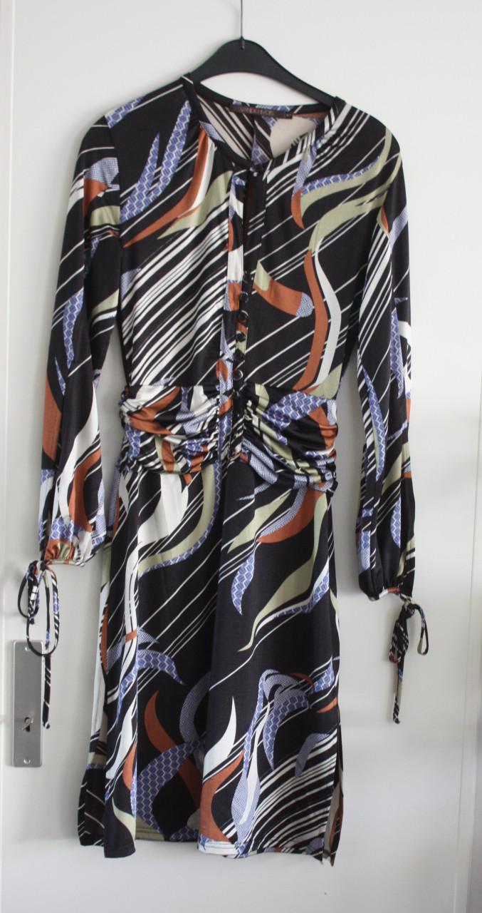 Kleurrijke  jurk maat 1