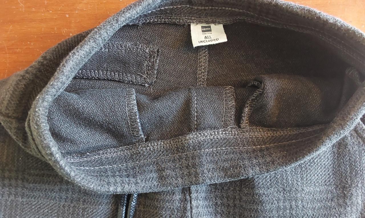 Donkergrijze stretch broek van de Hema in maat 110/116