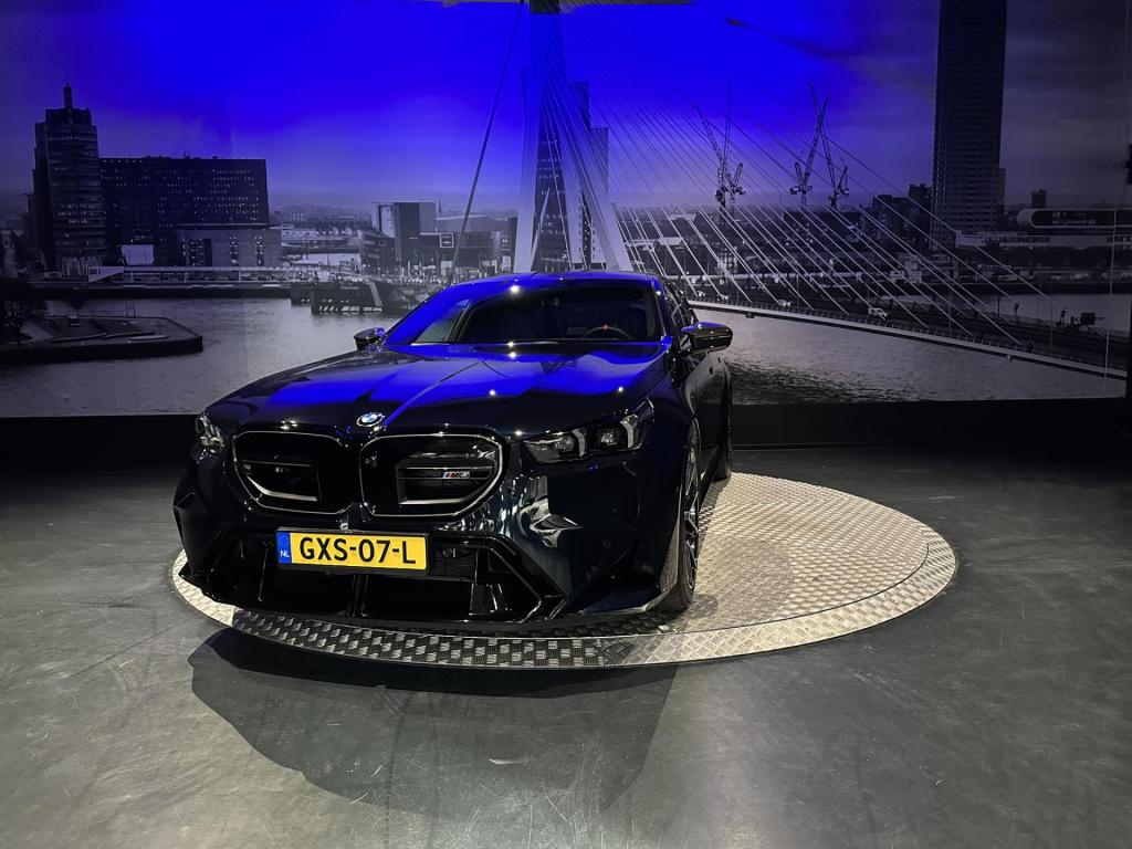 BMW M5 5-serie *limousine v8 m hybrid*carbon extr*b&w*alcantarahemel*nl-aut