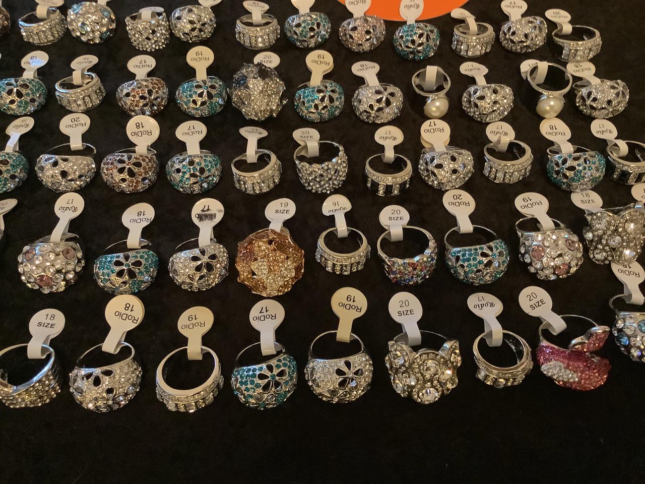 Partij mooie nieuwe ringen. ( partij 89)