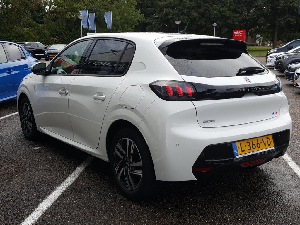 Peugeot 208 1.2 puretech 100pk allure navigatie | apple carplay & android a