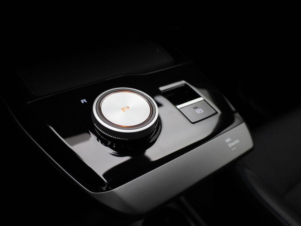 MG Mg4 64 kwh luxury | automaat | navigatie | climate control | apple carpl