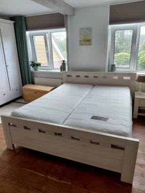 Tweepersoonsbed incl lattenbodems, matrassen en nachtkastjes