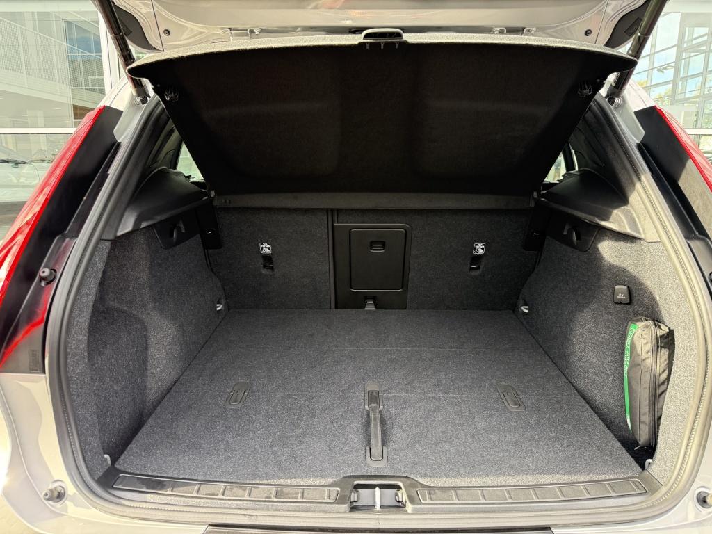 Volvo XC40 b4 197pk plus dark |adap.cruise| trekhaak | camera| elektrische