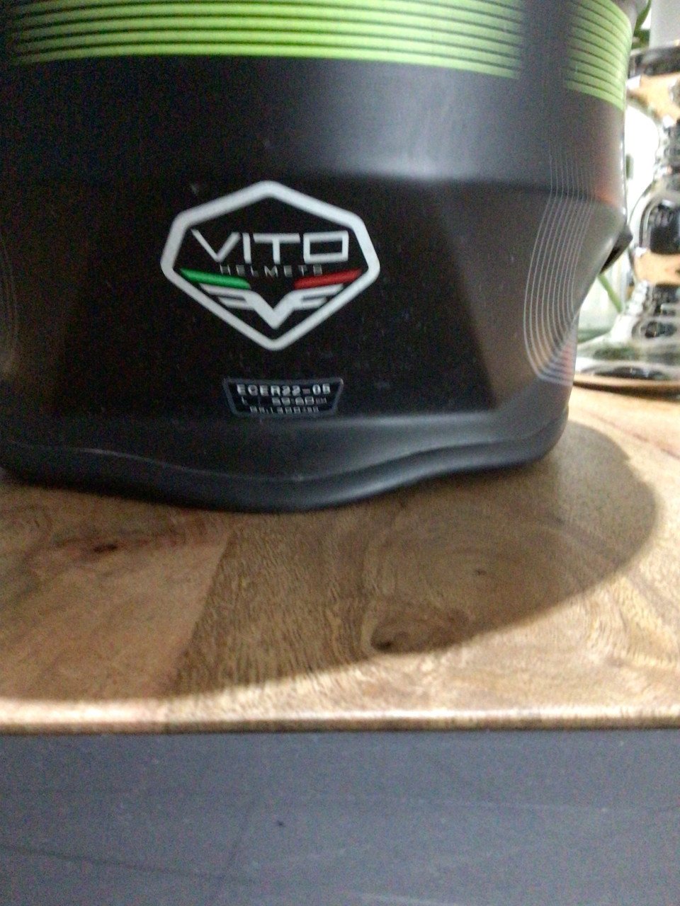 TE KOOP, STREETFIGHTER MAT ZWARTE BROMFIETSHELM MET SPIEGELVIZIER.