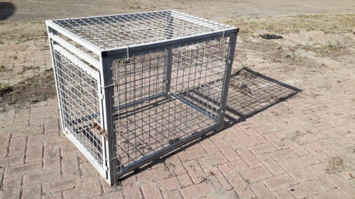 Te koop: stevige bench voor honden, katten, konijn  of kippen