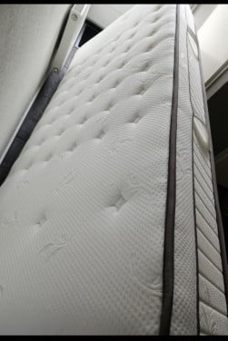 Matras met topper aanvast