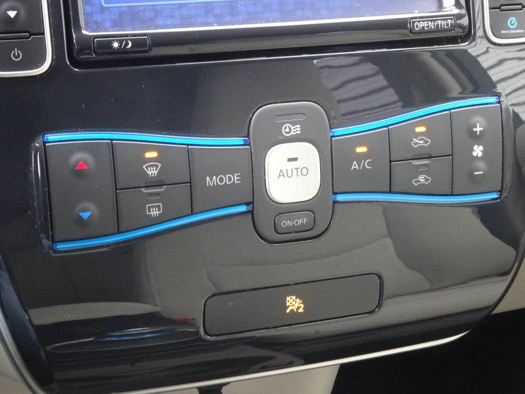 Nissan Leaf base 24 kwh climate / cruise / navi / camera / nap