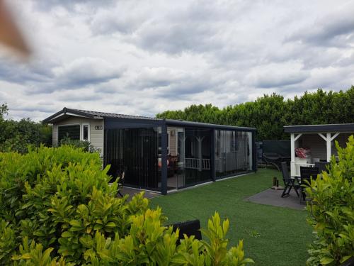 Chalet met serre te koop op ruime kavel Camping klein paradijs in Chaam