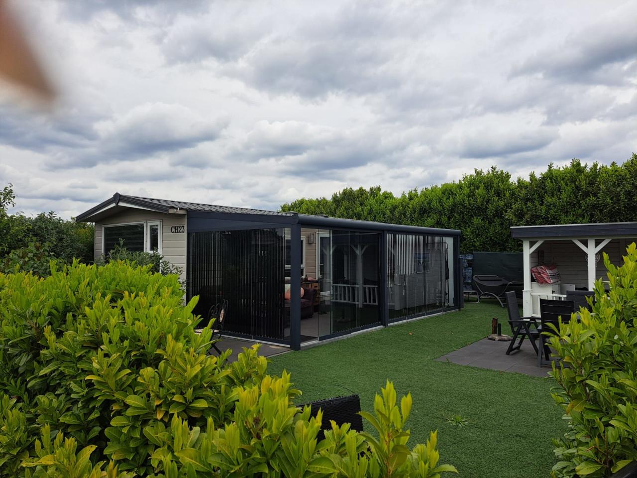 Chalet met serre te koop op ruime kavel Camping klein paradijs in Chaam