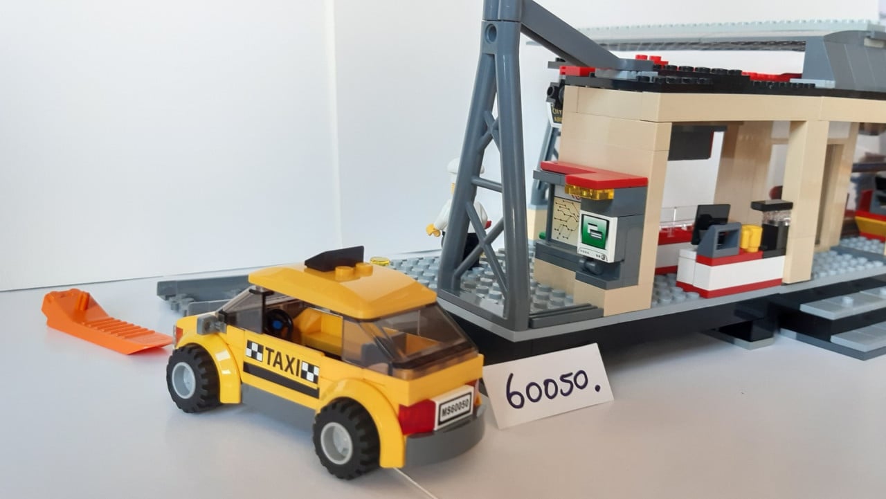 Lego City treinstation 60050: met taxi en 5 minifiguren