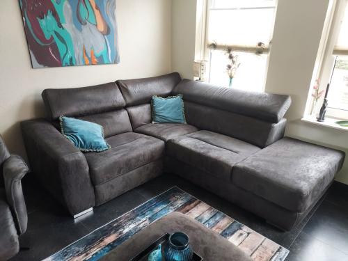 Comfortabele antracietkleurige hoekbank met uitklapbaar voetstuk  I.