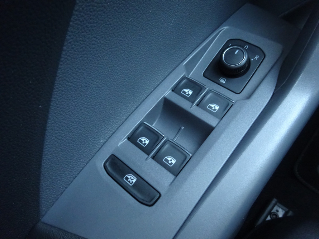 Volkswagen T-cross 1.0 tsi r-line virtual cockpit / camera / lm velgen / cl