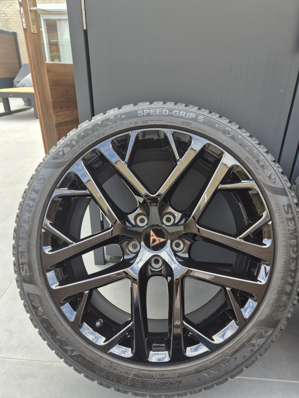 Nieuwe Semperit Speed-Grip 5 winterbanden met 19 inch velgen