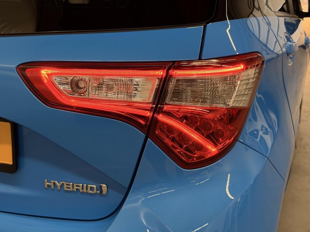 Toyota Yaris 1.5 hybrid skyblue edition