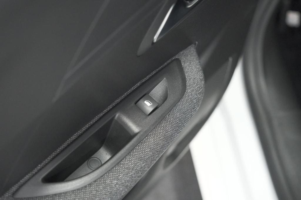 Peugeot 208 1.2 puretech style | parkeersensoren | navigatie | apple carpla