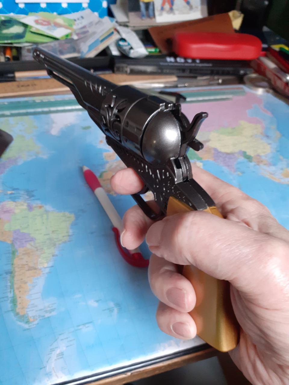 Revolver Speelgoed van metaal en plastic  24 cm lang en mooi