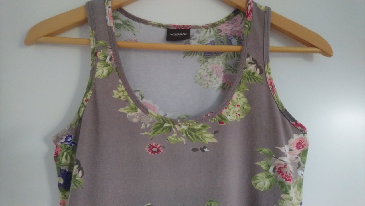 Pieces gebloemde tank top, mt M