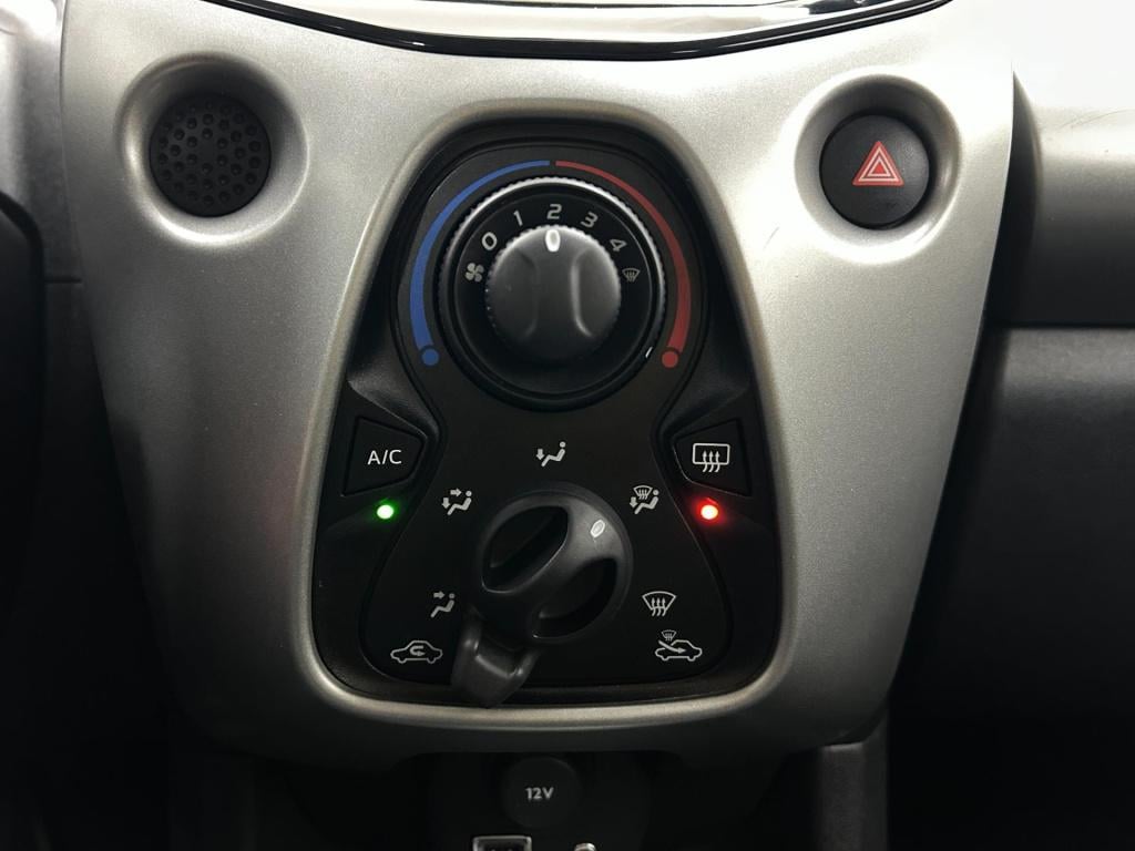 Toyota Aygo occasion 1.0 vvt-i x-play | wit | tweedehands toyota aygo | air