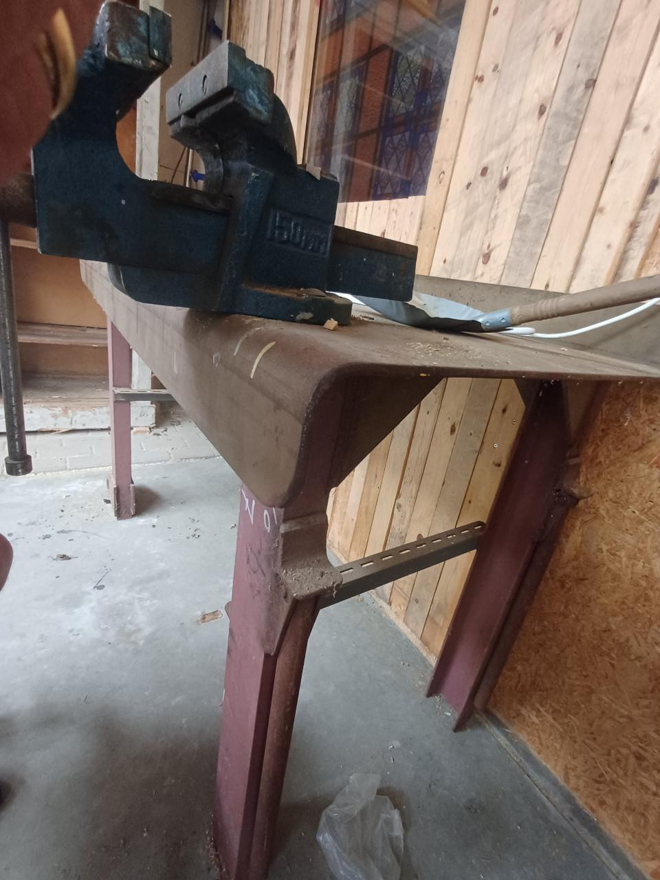 Stalen werkbank verrijdbaar en kolomboormachine incl set boren