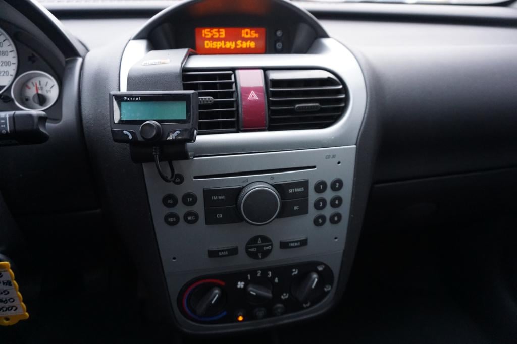 Opel Corsa 1.2-16v silverline airco / cruise controle / lm velgen