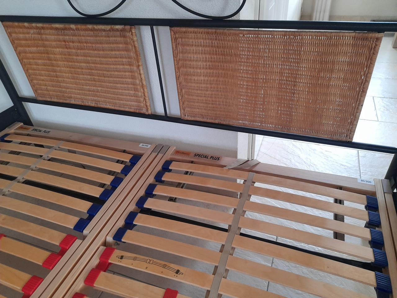 2 Persoons bed 160 x 200 met verstelbare lattenbodems (in goede staat )